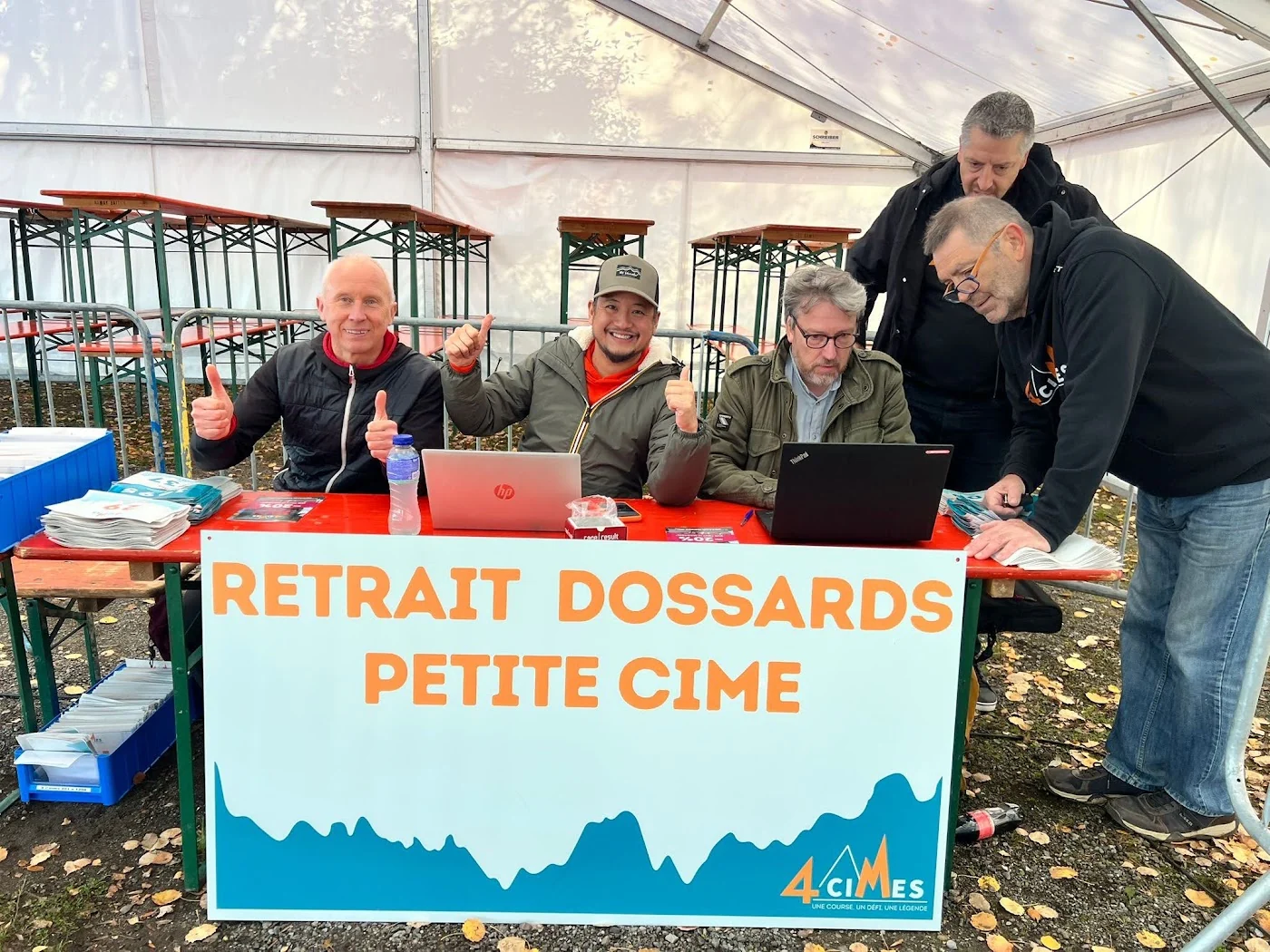 Des bénévoles au retrait des dossards de la Petite Cime