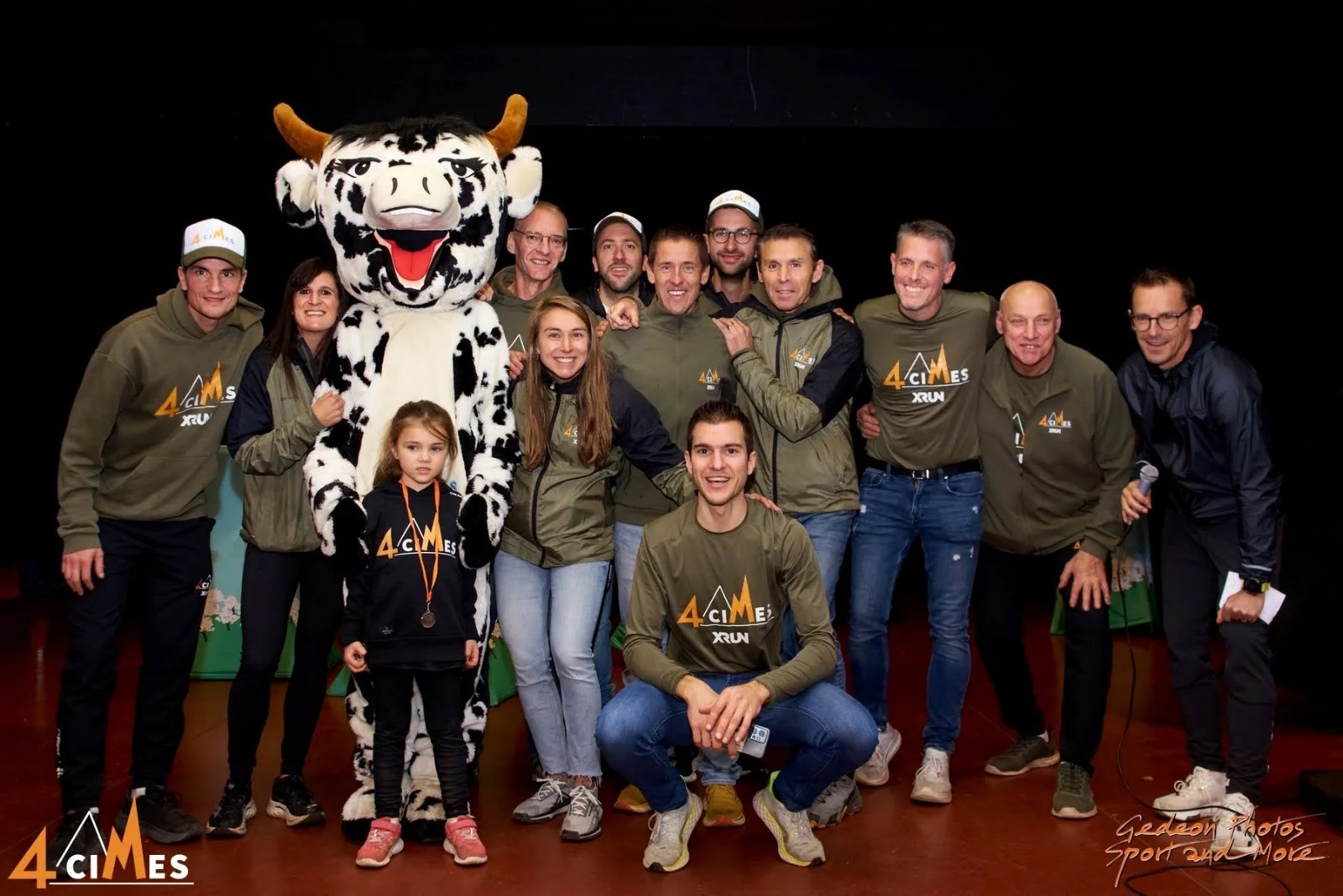 Une photo de groupe prise lors des 4 Cimes
