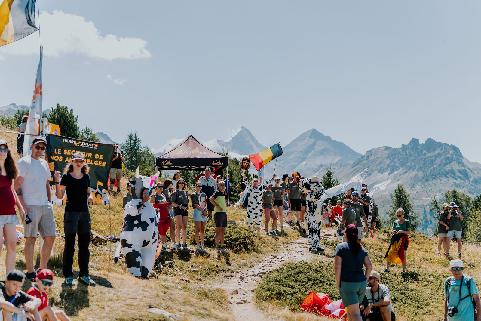 Les 4 Cimes encouragent les coureurs de Sierre-Zinal, au milieu des montagnes